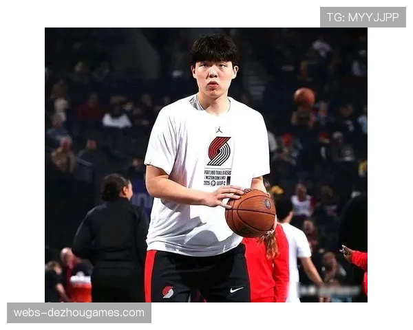杨瀚森成时隔8年首位踏上NBA季后赛赛场中国球员，虽未登场意义重大